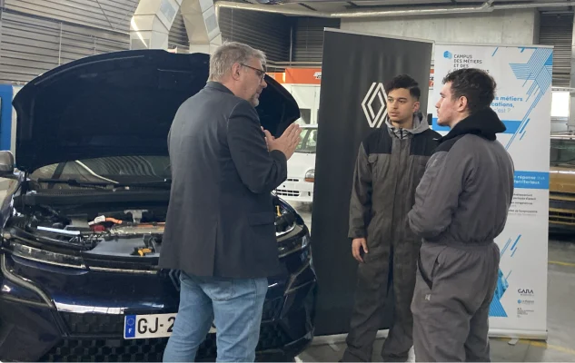 Une initiative de Denis Reine et Jérôme Baillargeau, nommé le CMQe Tour. Du jeudi 14 mars au jeudi 4 avril 2024, les deux directeurs du campus des Métiers et des Qualifications d’Excellence vont sillonner la France, chacun dans son véhicule, pour animer des ateliers autour de la voiture électrique. ©Anouk Dimitriou