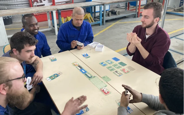 Une initiative de Denis Reine et Jérôme Baillargeau, nommé le CMQe Tour. Du jeudi 14 mars au jeudi 4 avril 2024, les deux directeurs du campus des Métiers et des Qualifications d’Excellence vont sillonner la France, chacun dans son véhicule, pour animer des ateliers autour de la voiture électrique. ©Anouk Dimitriou