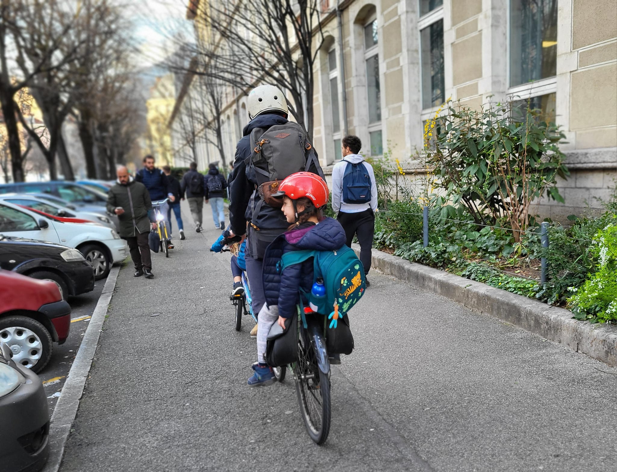 Cyclistes préférant rouler sur le trottoir pour éviter la circulation de l'avenue Gambetta dépourvue de bande cyclable © Séverine Cattiaux - Place Gre'net