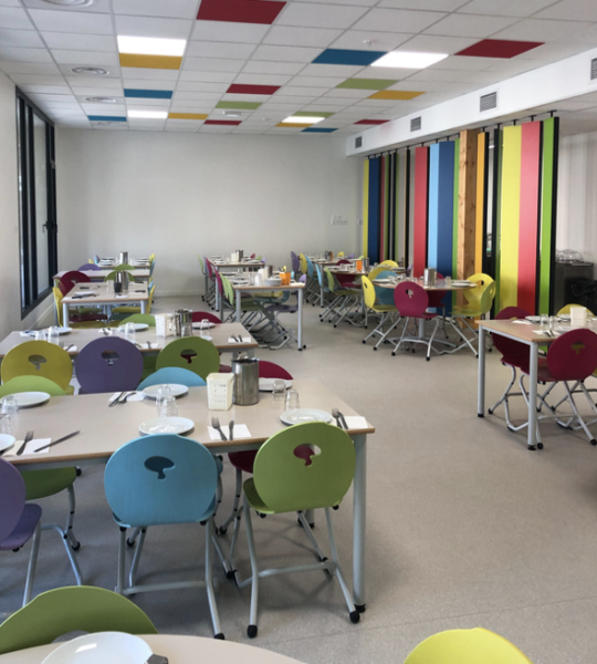 Nouvelle cantine pour la commune de Domène ! Inauguré samedi 23 mars 2024, le restaurant scolaire Gustave Rivet permet d’accueillir 180 enfants dans un espace d’environ 500 m2. © Ville de Domène