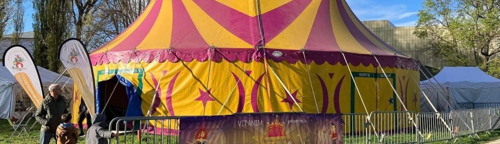 Le festival de cirque Courts-CIRCuits revient pour une 5e édition à Seyssinet-Pariset du mardi 16 au dimanche 28 avril 2024. Présenté par l’école de cirque grenobloise, Vit’amin, il aura lieu dans un chapiteau dans le parc Lesdiguières. ©FB Vit'anim