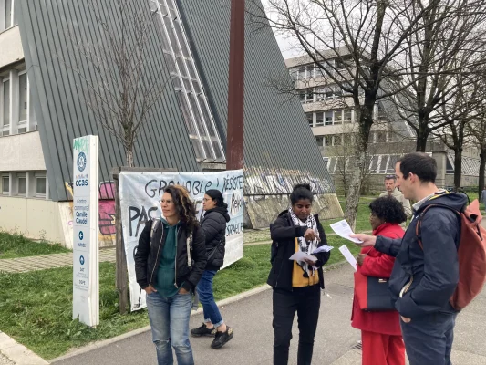 Une nouvelle manifestation civile contre le jumelage entre Grenoble et Rehovot a eu lieu lundi 25 mars devant le centre communal Camille Claudel. ©Anouk Dimitriou