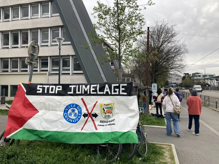 Une nouvelle manifestation civile contre le jumelage entre Grenoble et Rehovot a eu lieu lundi 25 mars devant le centre communal Camille Claudel. ©Anouk Dimitriou