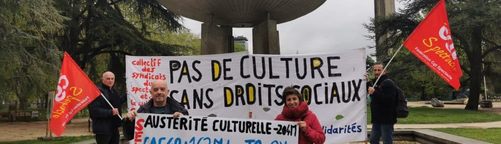 Action symbolique de la CGT Spectacle devant la vsque Olympique de l'allée des Justes du parc Paul-Mistral à Grenoble. © Joël Kermabon - Place Gre'net