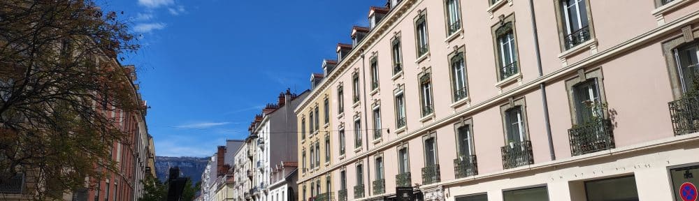 L'ADTC, Un p'tit vélo dans la tête et Parlons-Y vélo réclament une piste cyclable provisoire sur le cours Berriat à Grenoble