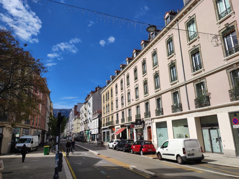 L'ADTC, Un p'tit vélo dans la tête et Parlons-Y vélo réclament une piste cyclable provisoire sur le cours Berriat à Grenoble