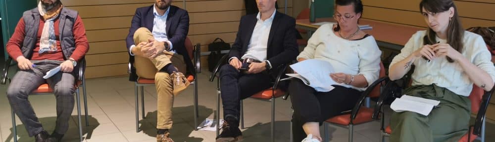 De gauche à droite : Rida Ghalloudi (Sages), Mathieu Tovenatti (Ogic), Savinien De Pizzol, (agence Dumétier), Isabelle Peters, première adjointe de la Ville de Grenoble et Margot Belair, déléguée à l'Urbanisme lors de la présentation du projet de réhabilitation des Volets Verts de l'Abbaye. © Joël Kermabon - Place Gre'net