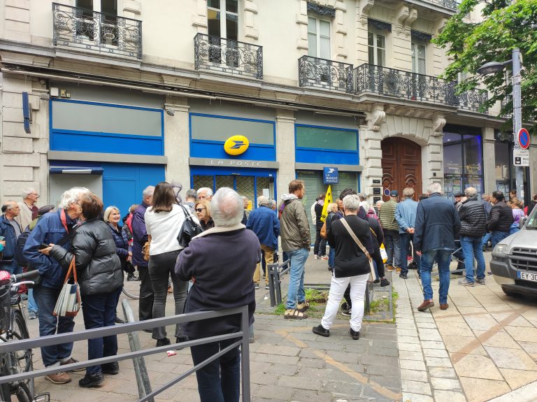 Syndicats, élus et habitants mobilisés pour empêcher la fermeture du bureau de Poste Alsace-Lorraine de Grenoble