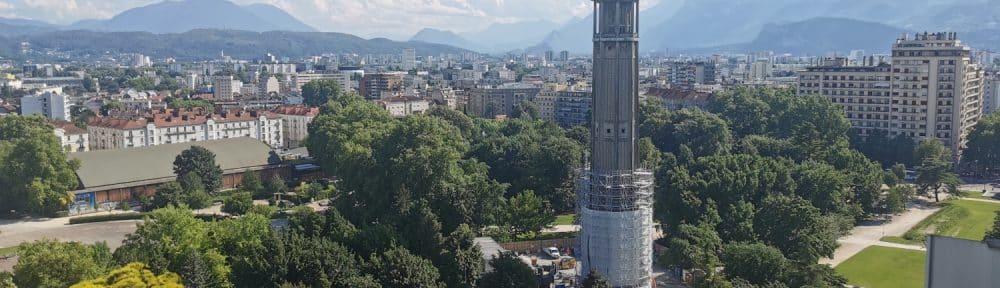 Un échafaudage d'une hauteur de 18 m encercle la tour Perret pour en restaurer les huit piliers. © Joël Kermabon - Place Gre'net