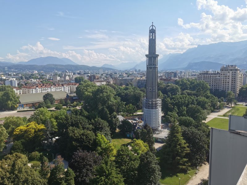 Un échafaudage d'une hauteur de 18 m encercle la tour Perret pour en restaurer les huit piliers. © Joël Kermabon - Place Gre'net