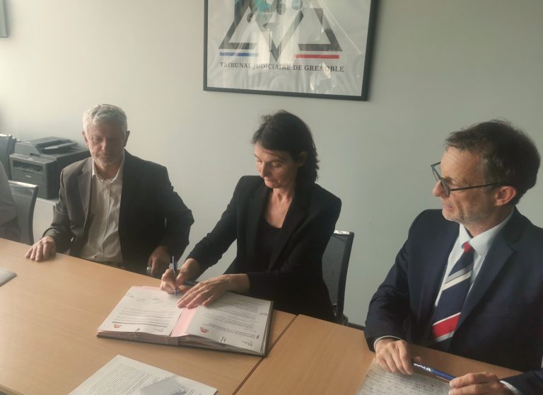 De gauche à droite : Phiippe Dubois, président de la FNE Isère, Anne Auclair-Rabinovitch, présidente du tribunal judiciaire de Grenoble et Éric Vaillant, procureur de la République de Grenoble. © Joël Kermabon – Place Gre’net