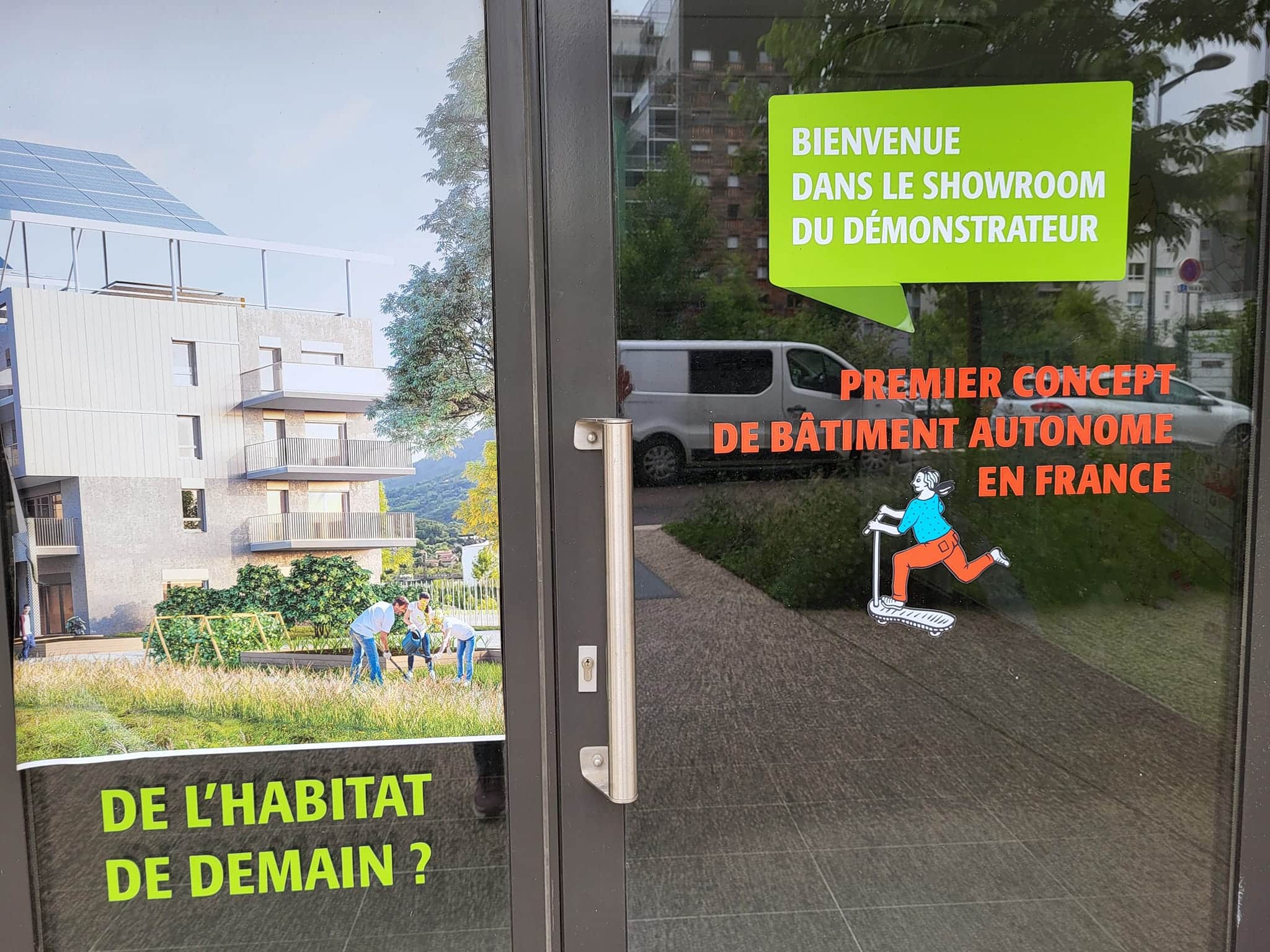 Construit par Linkcity, Suez, soutenus en partie par les finances publiques et géré par Grenoble Habitat, l'immeuble ABC qui devait être autonome en énergie et en eau, n'a pas rempli ses objectifs. © Séverine Cattiaux- Place Gre'net