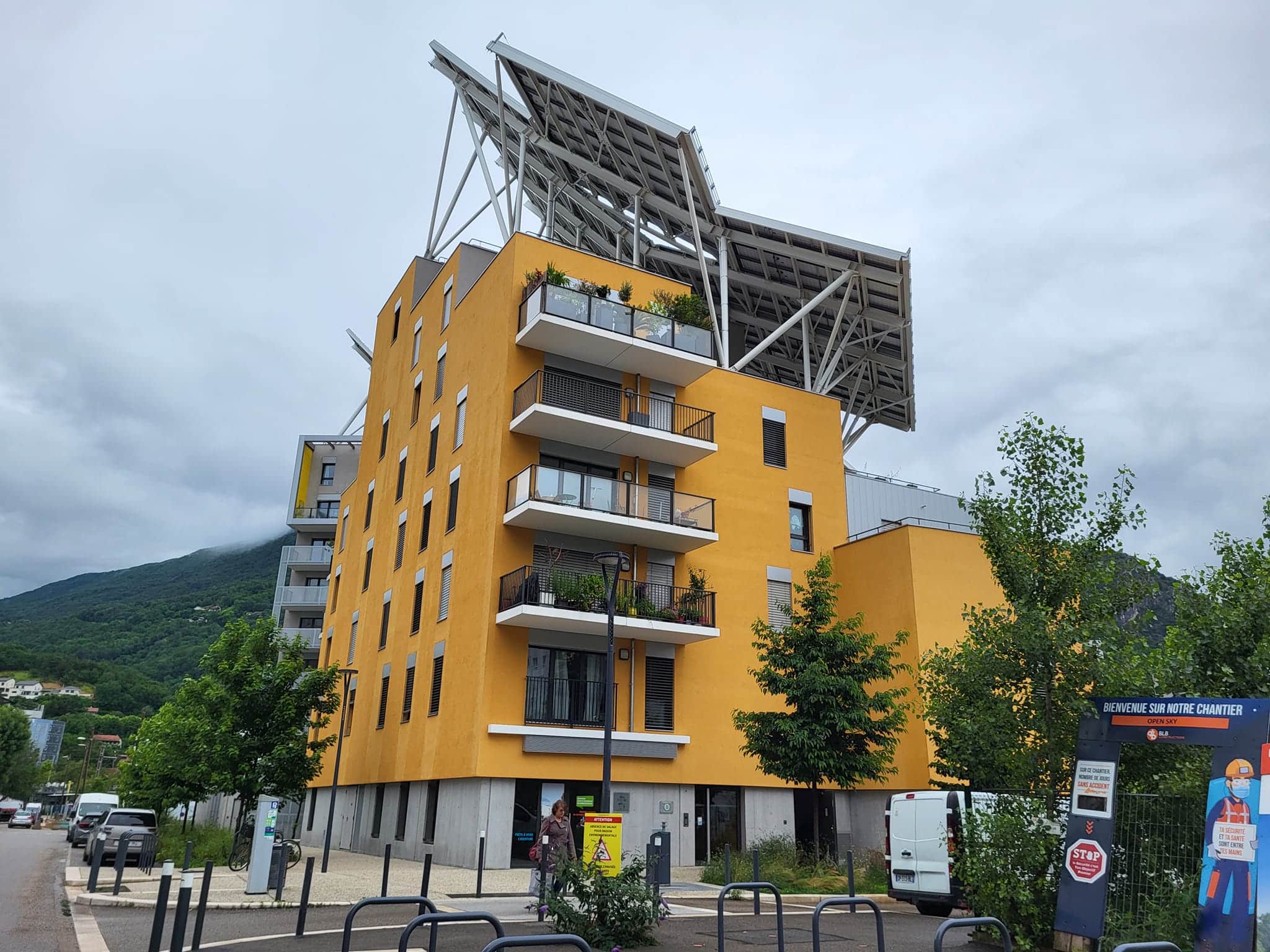 Partie logements sociaux d'ABC. Construit par Linkcity, Bouygues construction, Suez, financé par Grenoble Habitat avec des aides publiques, l'immeuble ABC qui devait être autonome en énergie et en eau, n'a pas rempli ses objectifs, samedi 15 juin 2024 © Séverine Cattiaux- Place Gre'net