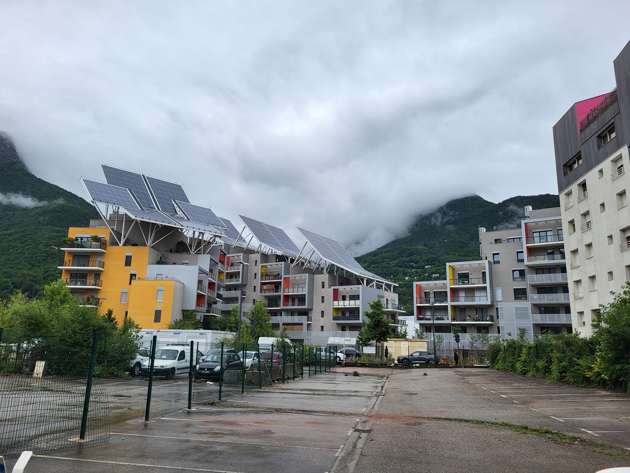 Construit par Linkcity, Bouygues construction, Suez, financé par Grenoble Habitat avec des aides publiques, l'immeuble ABC qui devait être autonome en énergie et en eau, n'a pas rempli ses objectifs, samedi 15 juin 2024 © Séverine Cattiaux- Place Gre'net