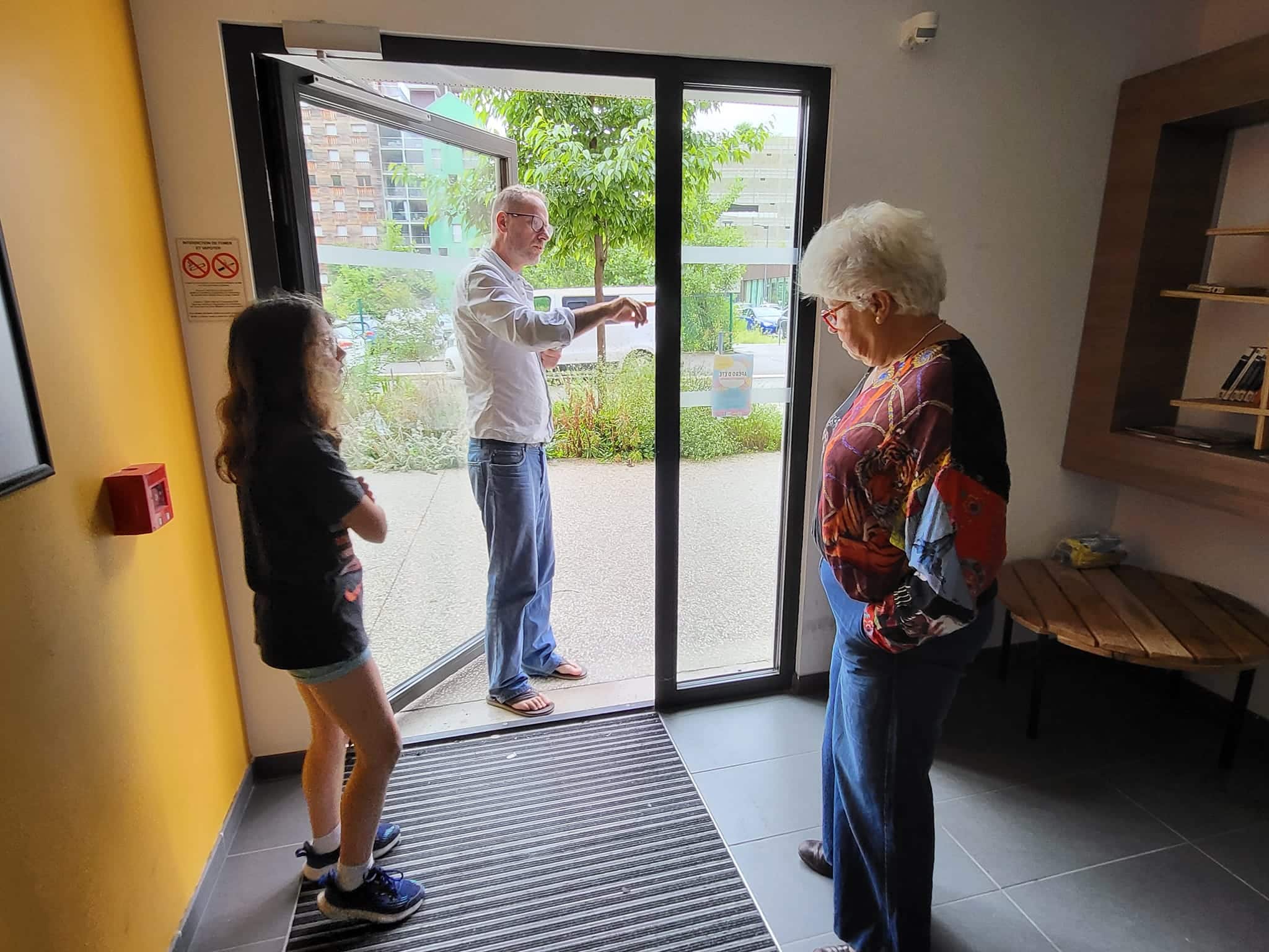 Dominique Burdet et Anne Coignet, respectivement locataires d'un T2 et d'un T3 dans l'immeuble ABC sur l'écocité Presqu'île à Grenoble. Ces derniers sont très déçus par les promesses non tenues s'agissant des systèmes innovants en économies d'énergie. Ils s'inquiètent de la dégradation de l'immeuble et s'agacent de l'inaction du bailleur Grenoble Habitat. Samedi 15 juin 2024 © Séverine Cattiaux- Place Gre'net