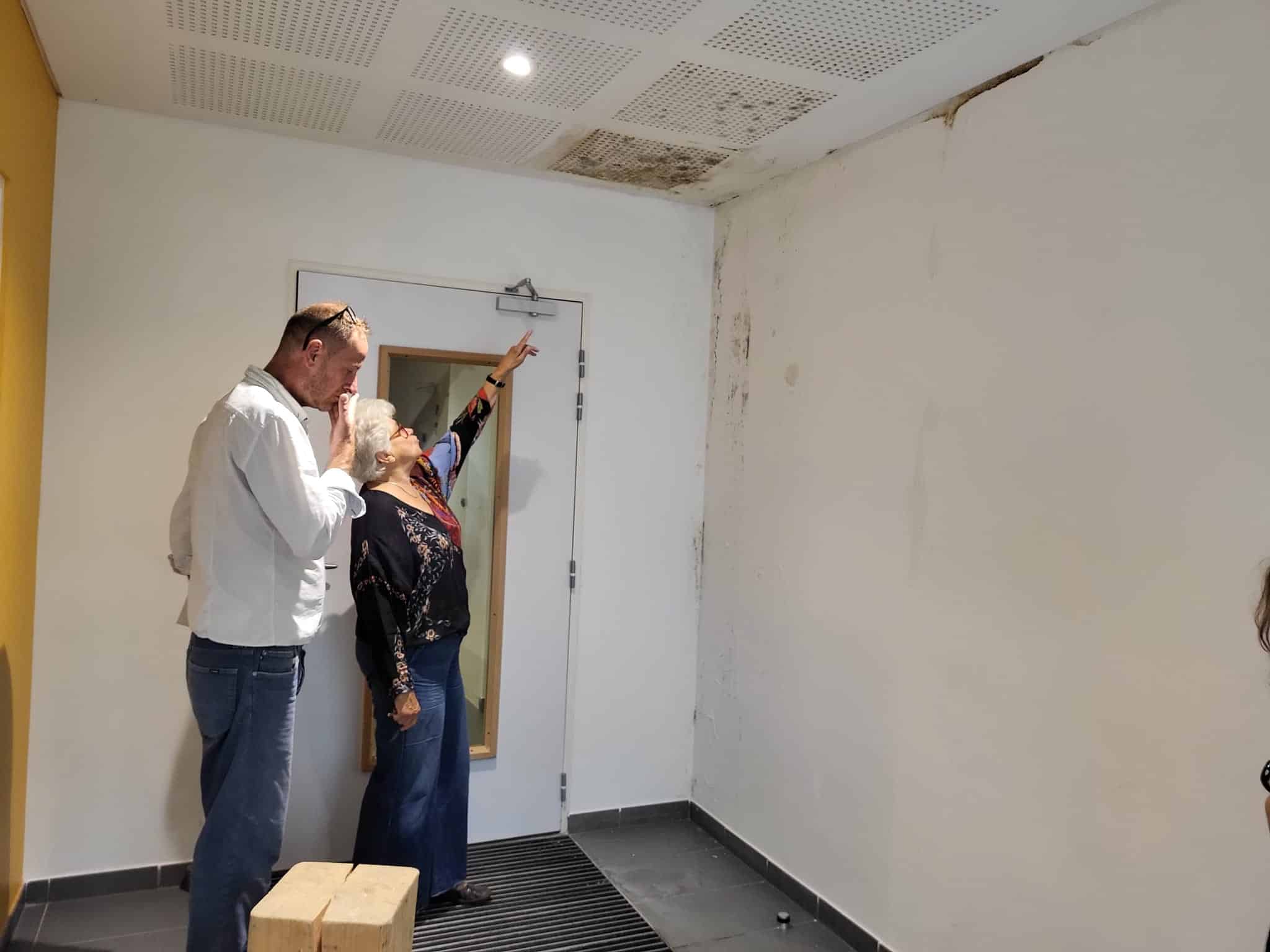 Dominique Burdet et Anne Coignet, respectivement locataires d'un T2 et d'un T3 dans l'immeuble ABC sur l'écocité Presqu'île à Grenoble. Ces derniers sont très déçus par les promesses non tenues s'agissant des systèmes innovants en économies d'énergie. Ils s'inquiètent de la dégradation de l'immeuble et s'agacent de l'inaction du bailleur Grenoble Habitat. Samedi 15 juin 2024 © Séverine Cattiaux- Place Gre'net