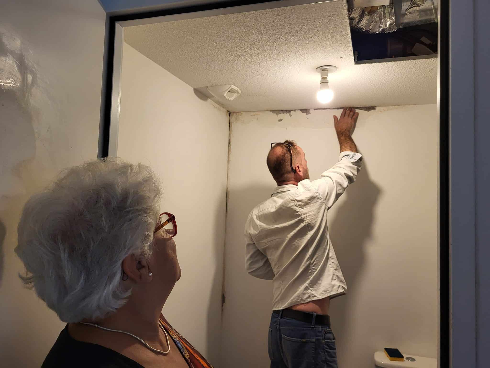 Dominique Burdet et Anne Coignet, respectivement locataires d'un T2 et d'un T3 dans l'immeuble ABC sur l'écocité Presqu'île à Grenoble. Ces derniers sont très déçus par les promesses non tenues s'agissant des systèmes innovants en économies d'énergie. Ils s'inquiètent de la dégradation de l'immeuble et s'agacent de l'inaction du bailleur Grenoble Habitat. Samedi 15 juin 2024 © Séverine Cattiaux- Place Gre'net