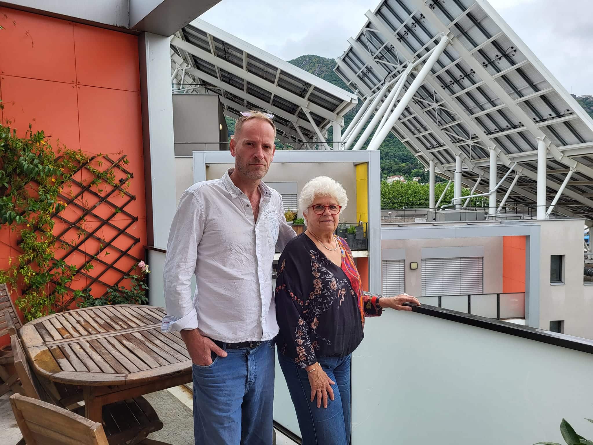 Dominique Burdet et Anne Coignet, respectivement locataires d'un T2 et d'un T3 dans l'immeuble ABC sur l'écocité Presqu'île à Grenoble. Ces derniers sont très déçus par les promesses non tenues s'agissant des systèmes innovants en économies d'énergie. Ils s'inquiètent de la dégradation de l'immeuble et s'agacent de l'inaction du bailleur Grenoble Habitat. Samedi 15 juin 2024 © Séverine Cattiaux- Place Gre'net