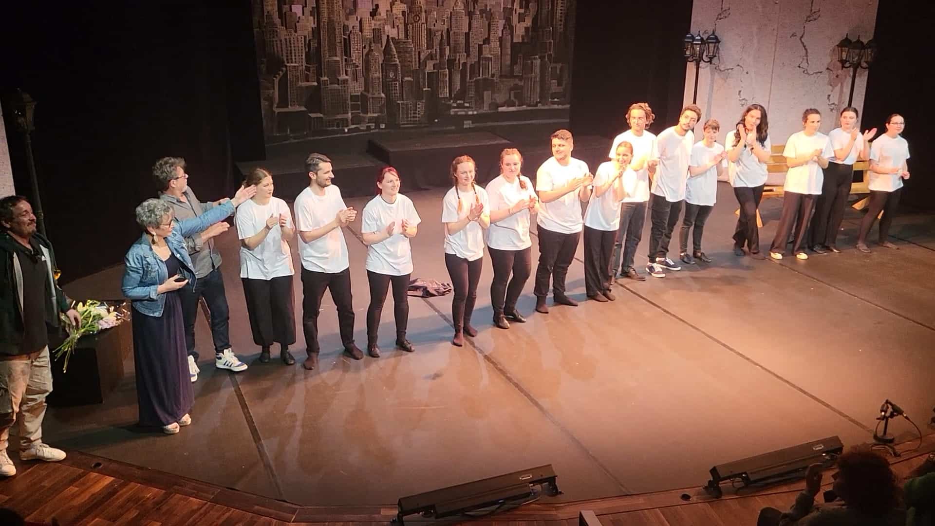 Les jeunes comédiens de "L'Axe de création" et l'équipe encadrante saluent le public, à la fin de leur représentation, samedi 18 mai 2024, MJC-théâtre Prémol, Grenoble © Séverine Cattiaux - Place Gre'net