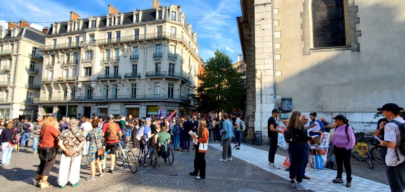 Place Félix Poulat, quelques syndicats et associations ont manifesté. ©Morgane Poulet