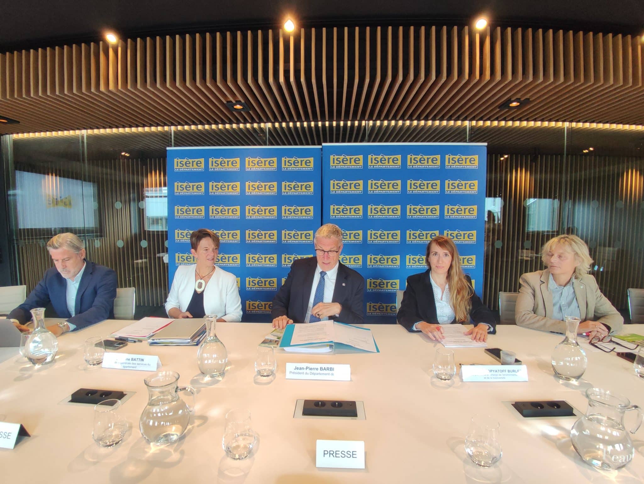 De gauche à droite, Christophe Suszylo (vice-président au Tourisme), Séverine Battin (directrice générale des services), Jean-Pierre Barbier (président), Céline Dolgopyatoff Burlet (vice-présidente à l'Environnement) et Nathalie Faure (vice-présidente à la Montagne). © Florent Mathieu - Place Gre'net