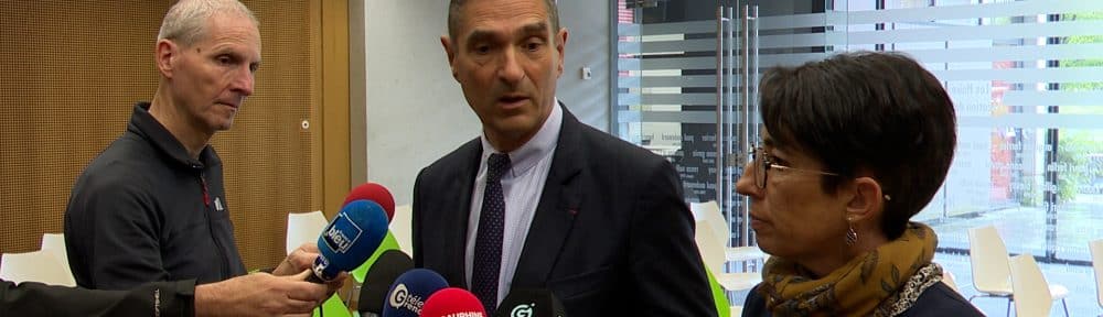 Louis Laugier, préfet de l'Isère et Amandine Demore, maire d'Échirolles ont tenu un point de presse lors de l'opération d'évacuation. © Joël Kermabon - Place Gre'net