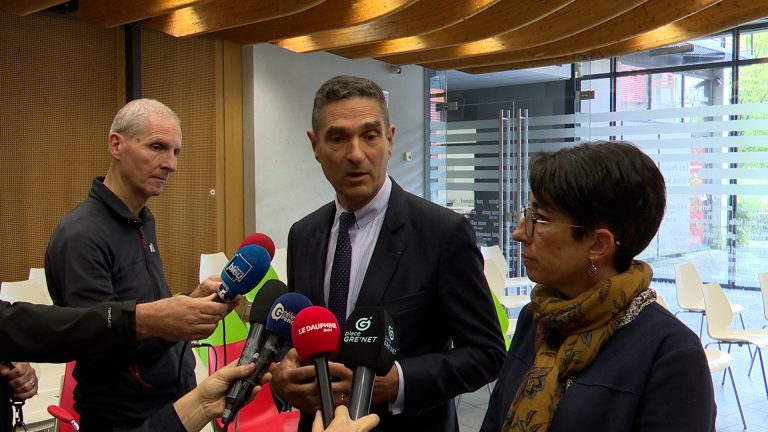Louis Laugier, préfet de l'Isère et Amandine Demore, maire d'Échirolles ont tenu un point de presse lors de l'opération d'évacuation. © Joël Kermabon - Place Gre'net