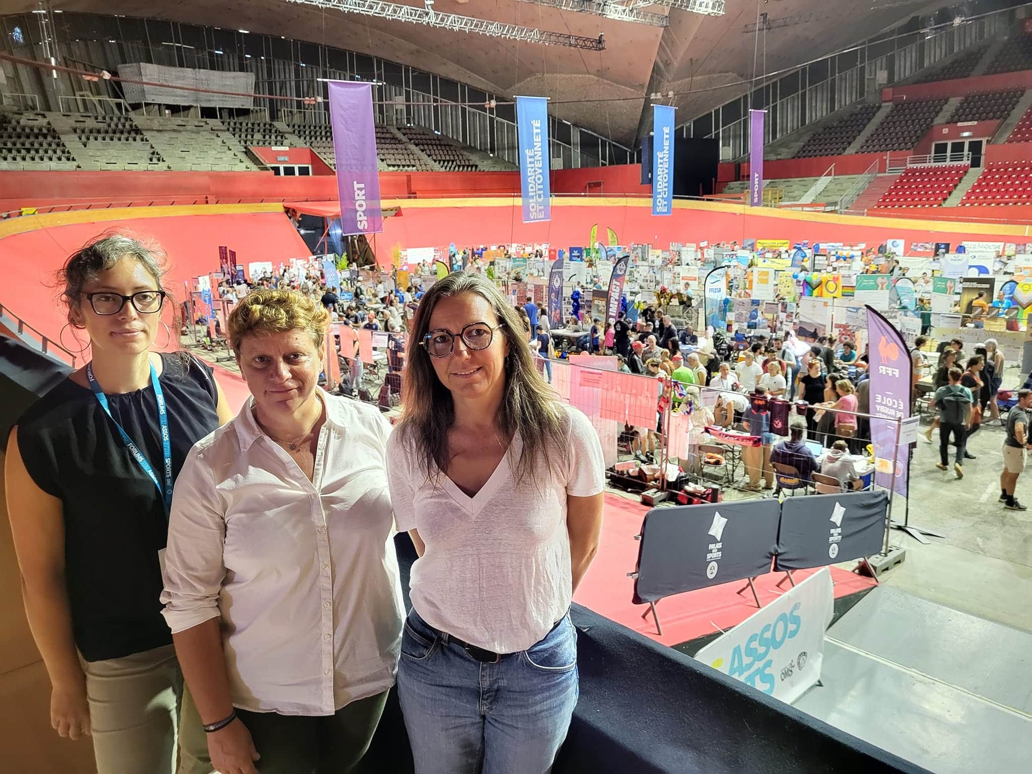 Elsa Fatet, coprésidente de l’Office municipal des Sports (OMS), Annabelle Bretton, adjointe à l’éducation populaire, la Jeunesse, la Vie associative et la Démocratie participative et Céline Mennetrier, adjointe aux Sports au forum des assos et des sports, au palais des sports, samedi 7 septembre 2024 © Séverine Cattiaux - Place Gre'net