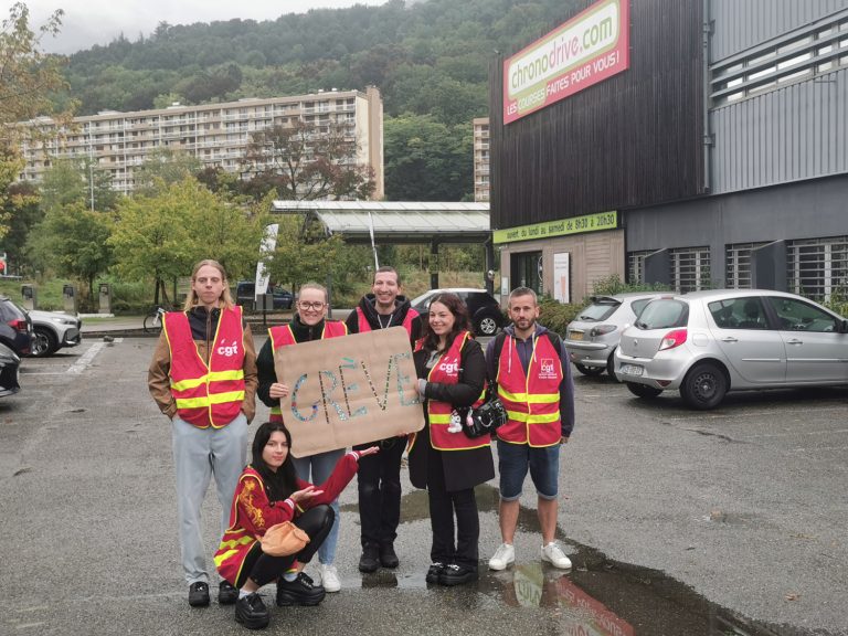 Les salariés de l'entreprise Chronodrive de Seyssinet-Pariset en grève pour leurs droits. © Joël Kermabon - Place Gre'net