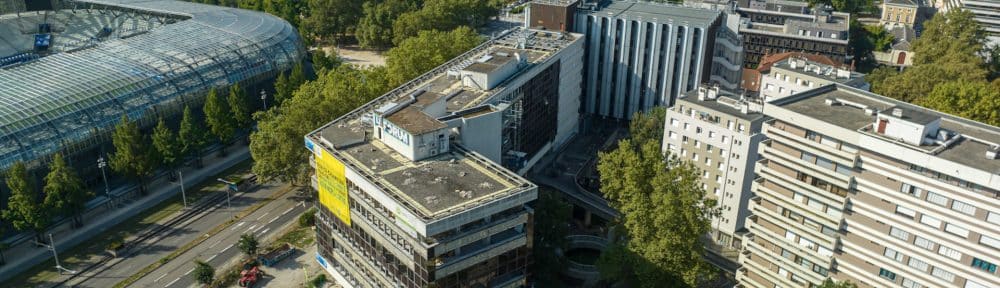 Le siège Grenoble-Alpes Métropole complètement désossé avant sa reconstruction. © Baumschlager Eberle Architekten