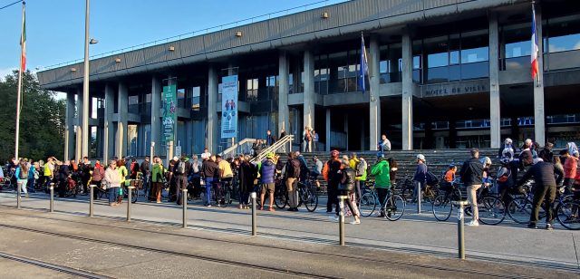 Plusieurs dizaines de cyclistes de sont rassemblés ce 19 octobre 2024. © Morgane Poulet - Place Gre'net