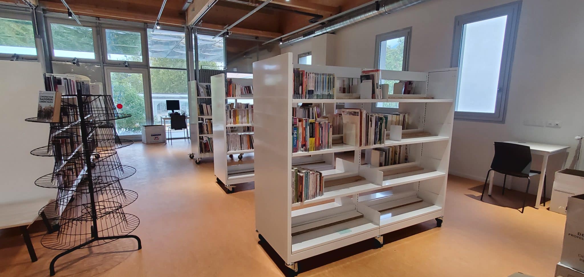 Les rayonnages de la bibliothèque Mauduit. © Morgane Poulet - Place Gre'net