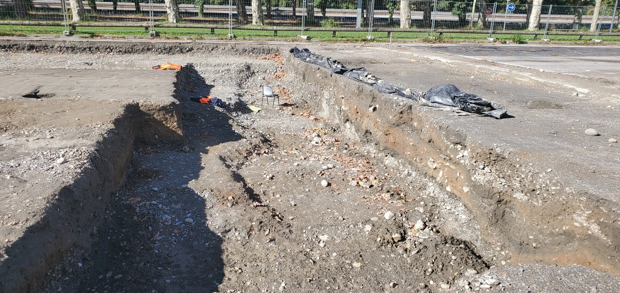 Journées européennes de l’archéologie : riche programme en Isère. Les fouilles archéologiques de l'Esplanade, à Grenoble, à l'automne 2024, ont mis au jour diverses strates de terre et de pierres qui témoignent de l'évolution du lieu. ©Morgane Poulet - Place Gre'net