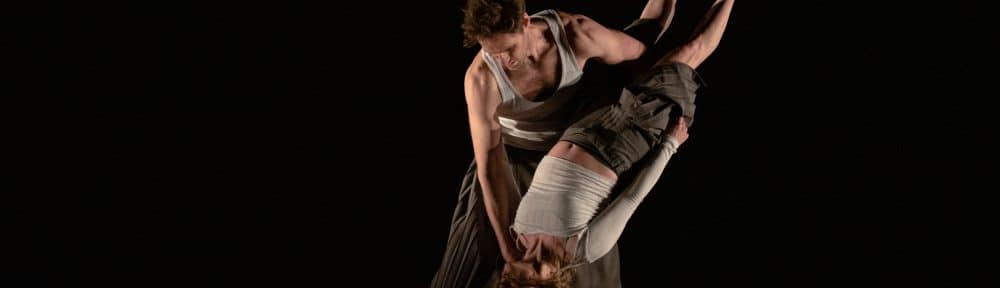 Gagnés par la nuit est dansé par le duo de la compagnie Lamento. @Nora Houguenade