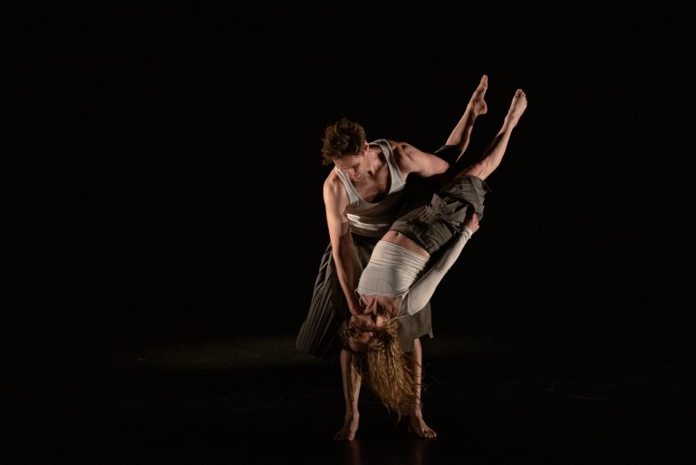 Gagnés par la nuit est dansé par le duo de la compagnie Lamento. @Nora Houguenade