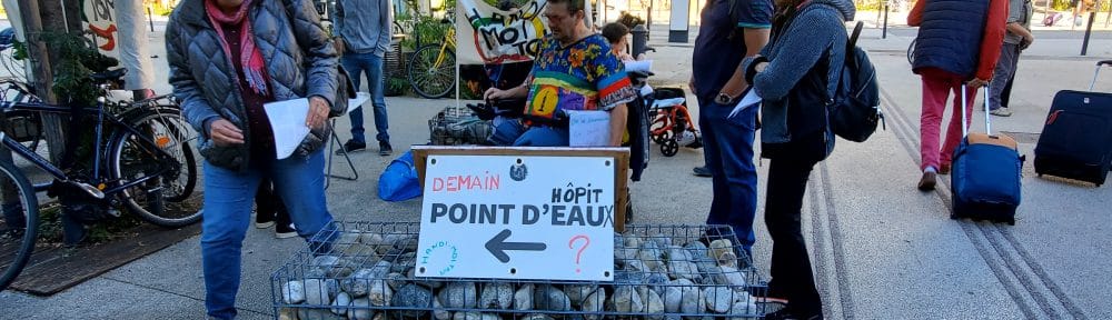 L'association Handi-moi tout s'est rassemblée devant la gare de Grenoble, ce 5 octobre 2024. ©Morgane Poulet - Place Gre'net