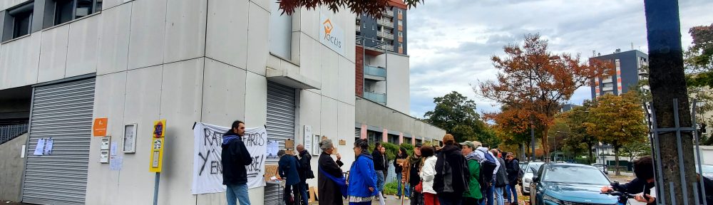 Une trentaine de locataires du quartier Abbaye-Jouhaux s'est réunie devant les locaux d'Actis territoire Paul Cocat le 14 octobre 2024. ©Morgane Poulet - Place Gre'net