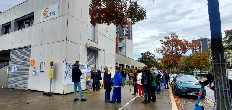Une trentaine de locataires du quartier Abbaye-Jouhaux s'est réunie devant les locaux d'Actis territoire Paul Cocat le 14 octobre 2024. ©Morgane Poulet - Place Gre'net