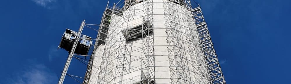 La tour Perret au mois d'octobre 2024 toujours ceinte de ses impressionnants échafaudages. © Joël Kermabon - Place Gre'net