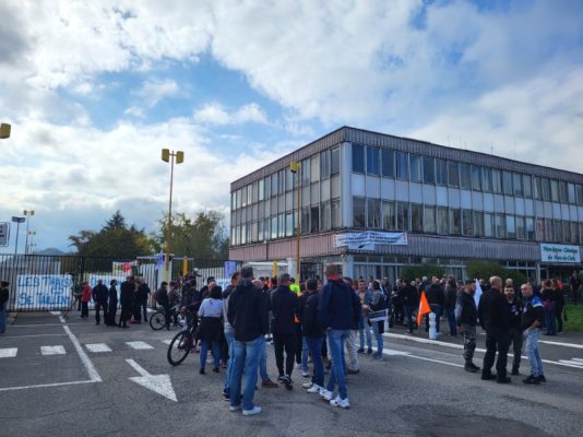 De nombreux salariés se sont réunis pour bloquer l'entrée nord de Vercorex Pont-de-Claix, le 23 octobre 2024, à la suite d'une unique proposition de reprise d'un seul atelier. ©CGT Vencorex
