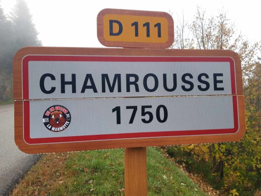 L'Ajas a orné de stickers les panneaux de communes concernées par la chasse à la marmotte dans Belledonne, le 19 octobre 2024. ©Ajas