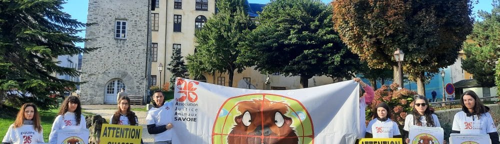 L'Ajas a mené une opération de stickage dans Belledonne, le 19 octobre 2024, contre la chasse à la marmotte. ©Ajas