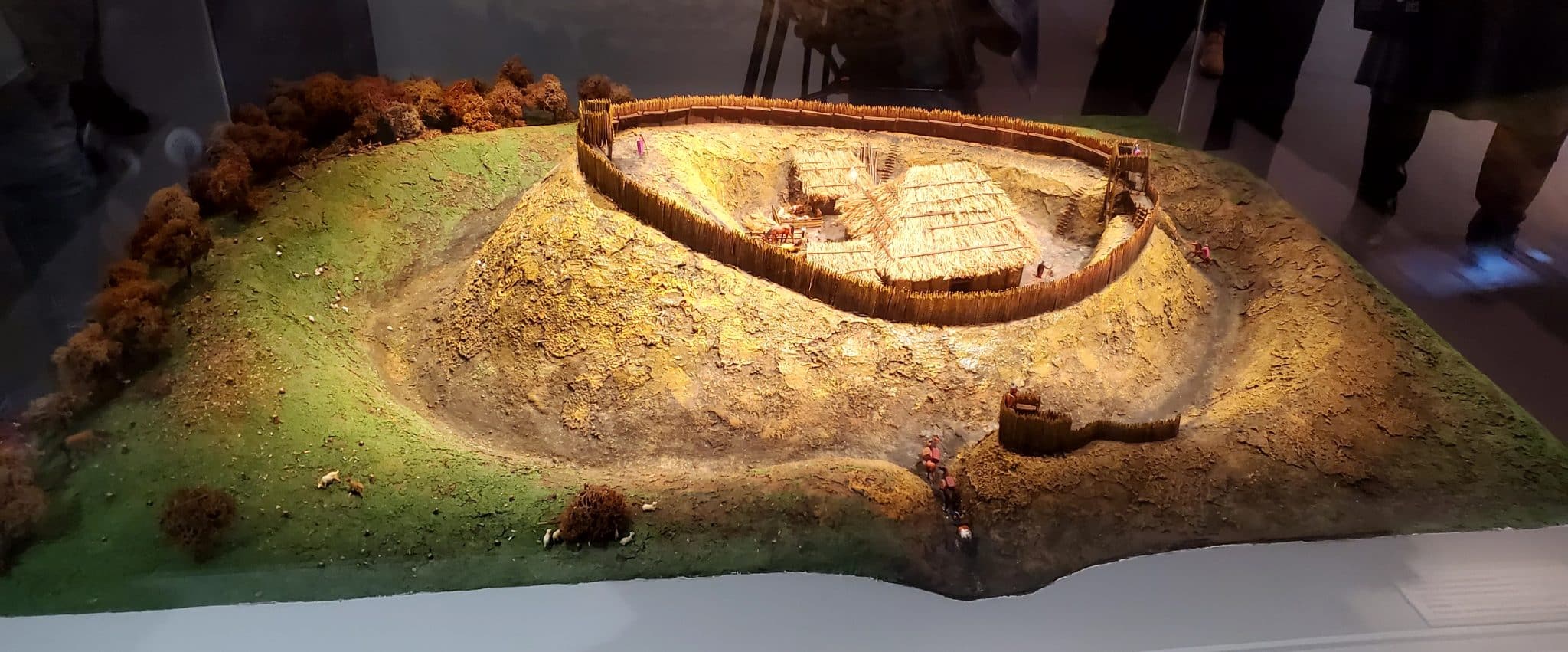 Reconstitution d'une motte, ancêtre des châteaux forts. © Morgane Poulet Place Gre'net