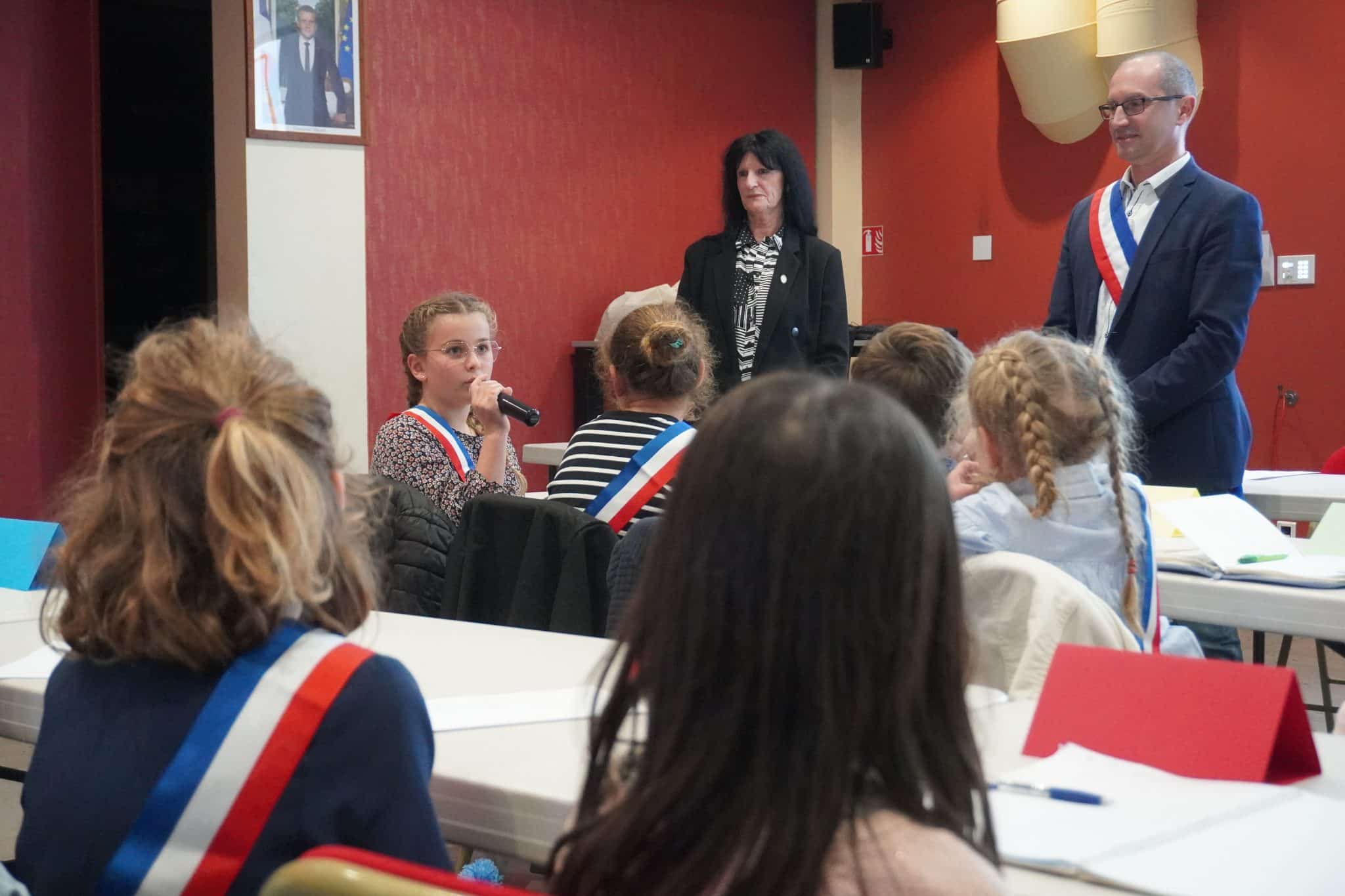 Les douze jeunes élus ont pris la parole lors de la constitution du conseil municipal des enfants, à Sassenage, le 5 novembre 2024. © Ville de Sassenage