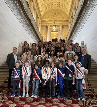 Le conseil municipal des enfants et des jeunes de Meylan s'est rendu à PAris le 25 octobre 2024 afin de développer sa vocation citoyenne. © Ville de Meylan