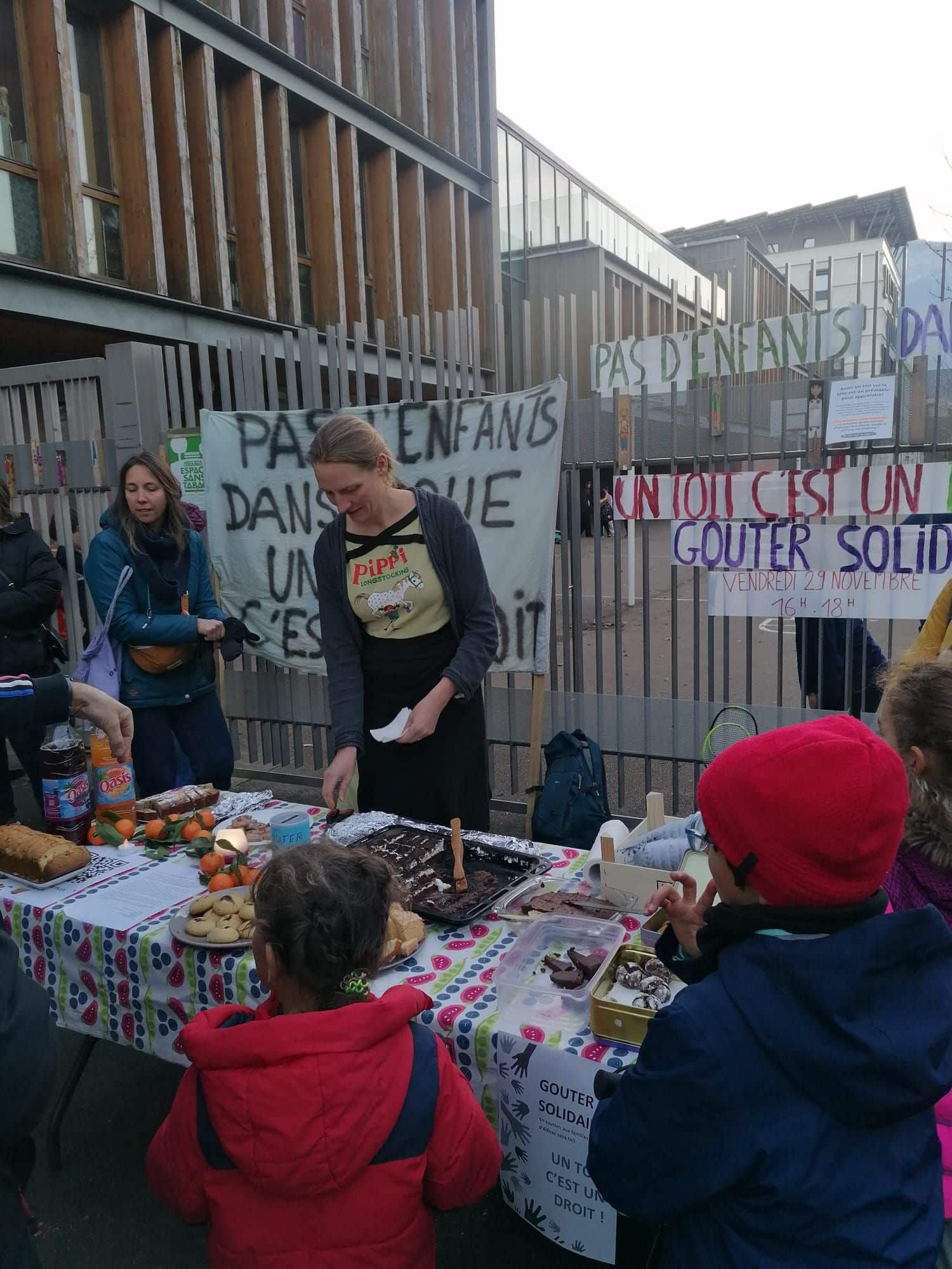 Goûter solidaire organisé par le collectif Solidarité Lucie Aubrac , vendredi 30 novembre 2024 DR