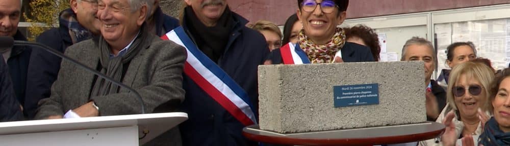 Pose symbolique de la première pierre du commissariat de police de plein exercice qu'Amandine Demore, maire d'Échirolles demande à Emmanuel Macron. © Joël Kermabon - Place Gre'net