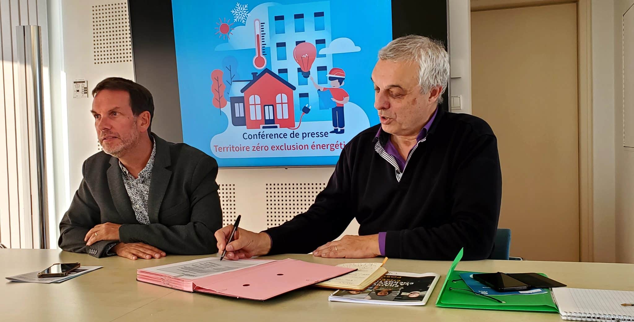 Nicolas Kada, à gauche, et Vincent Godebout, à droite, ont signé une charte d'engagement pour l'expérimentation Territoires zéro exclusion énergétique, le 8 novembre 2024. © Morgane Poulet Place Gre'net