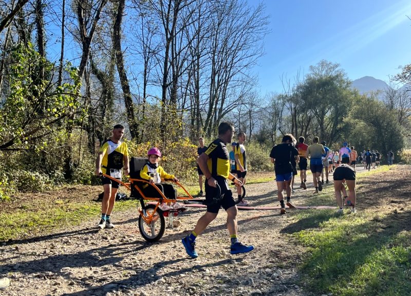 Une joëlette, c'est-à-dire un fauteuil handisport, a participé à la sixième édition du Chartreuse Backyard Ultra, ce 1er novembre 2024. © Chartreuse Backyard Ultra