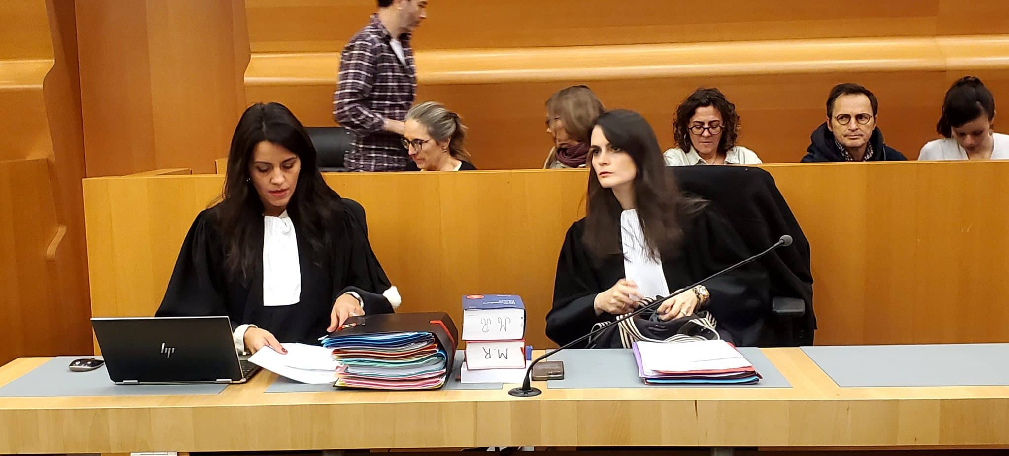 Kelly Monteiro, à gauche, est l'avocate de la famille Dartois lors du procès contre Ludovic Bertin. © Morgane Poulet Place Gre'net